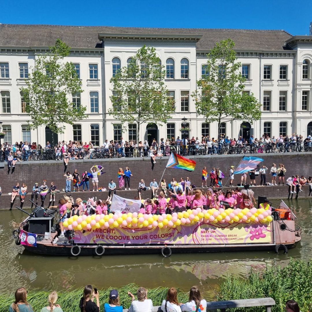 Kom op zaterdag 6 juni de Utrecht Canal Pride kijken tegenover De Utrechter aan de Catharijnesingel