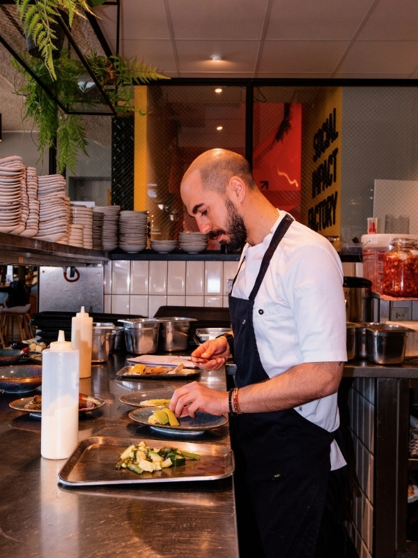 Chef Fotios bereid in de keuken heerlijke culinaire gerechten voor eindeloos genieten of chef's menu
