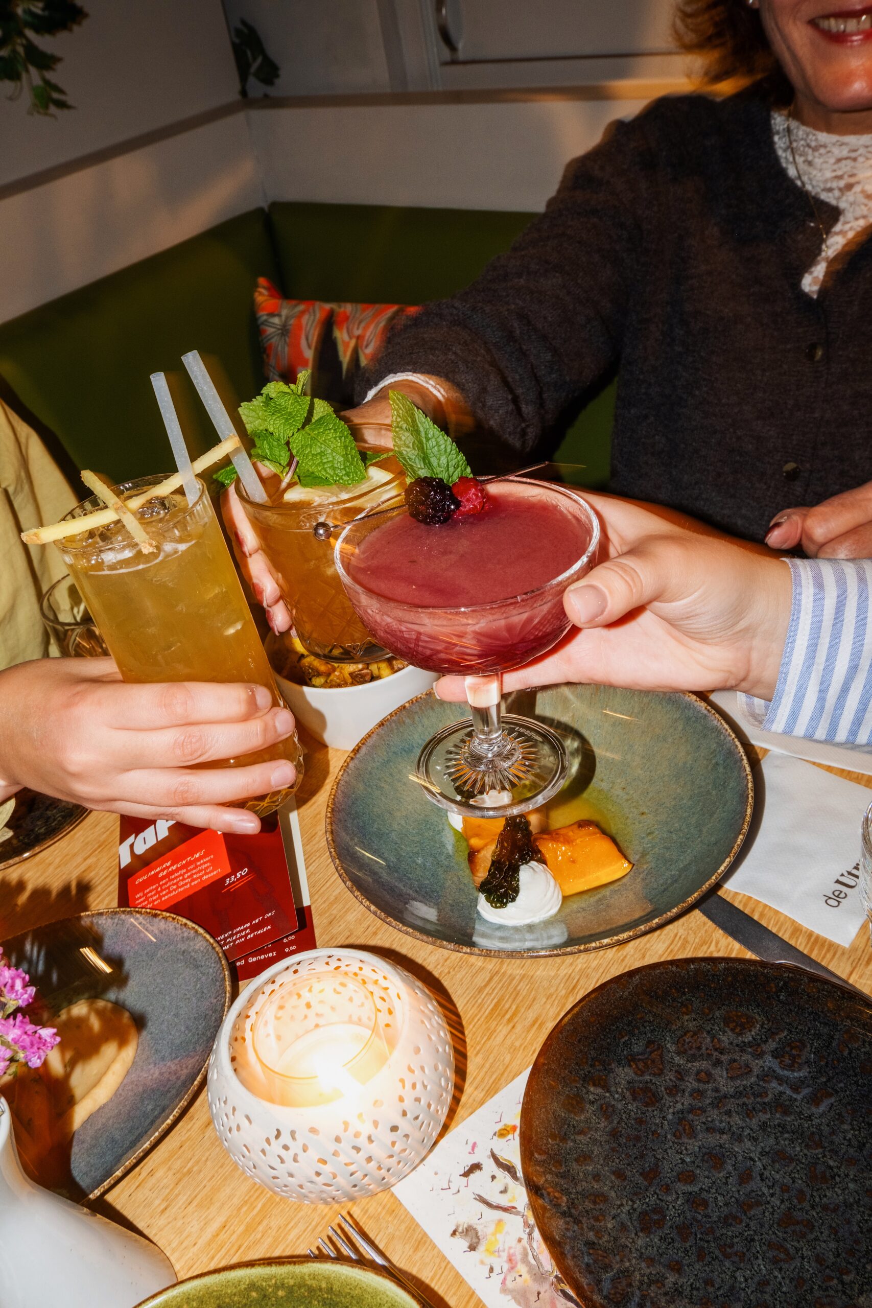 Proosten met cocktails bij De Utrechter op het Vredenburg. Elke zaterdag happy hour