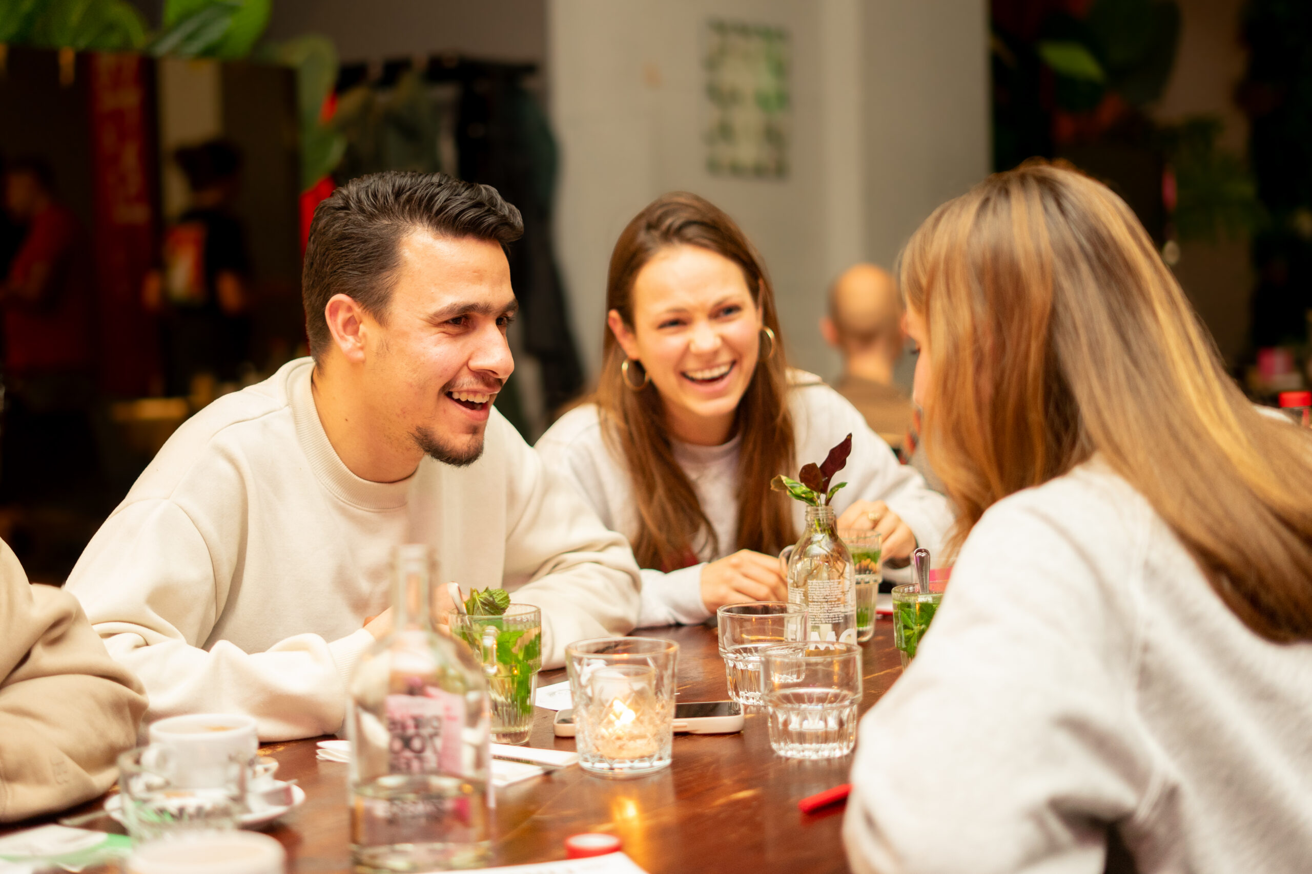 Samen aan tafel bij het Buddy to buddy evenement bij De Utrechter, februari 2025