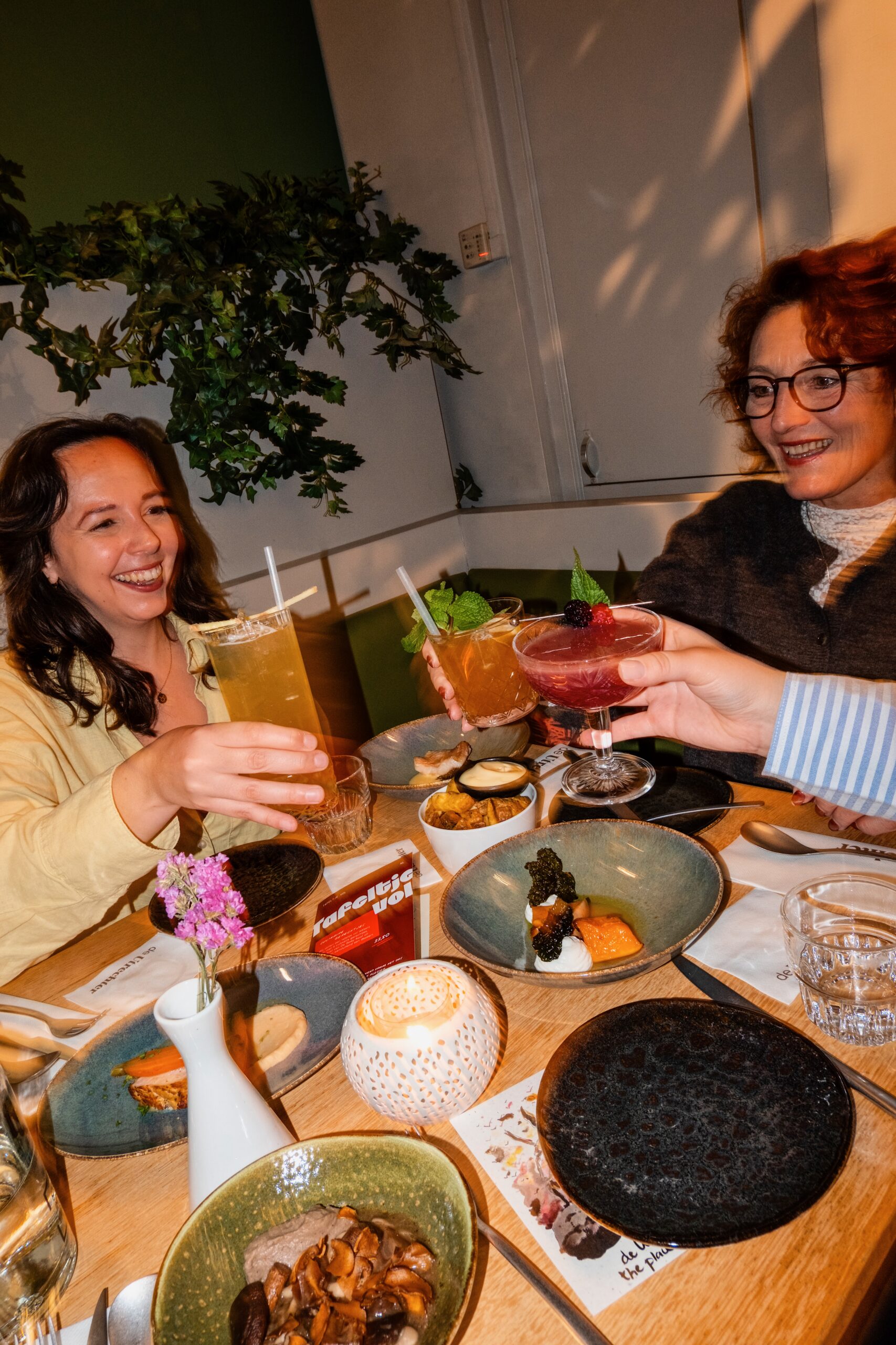 Start je avond in Utrecht centrum met ons theatermenu: het Tafeltje Vol. Vier culinaire gerechten, friet van de Goey-Koot en een dessert. Fotografie Studio Soon