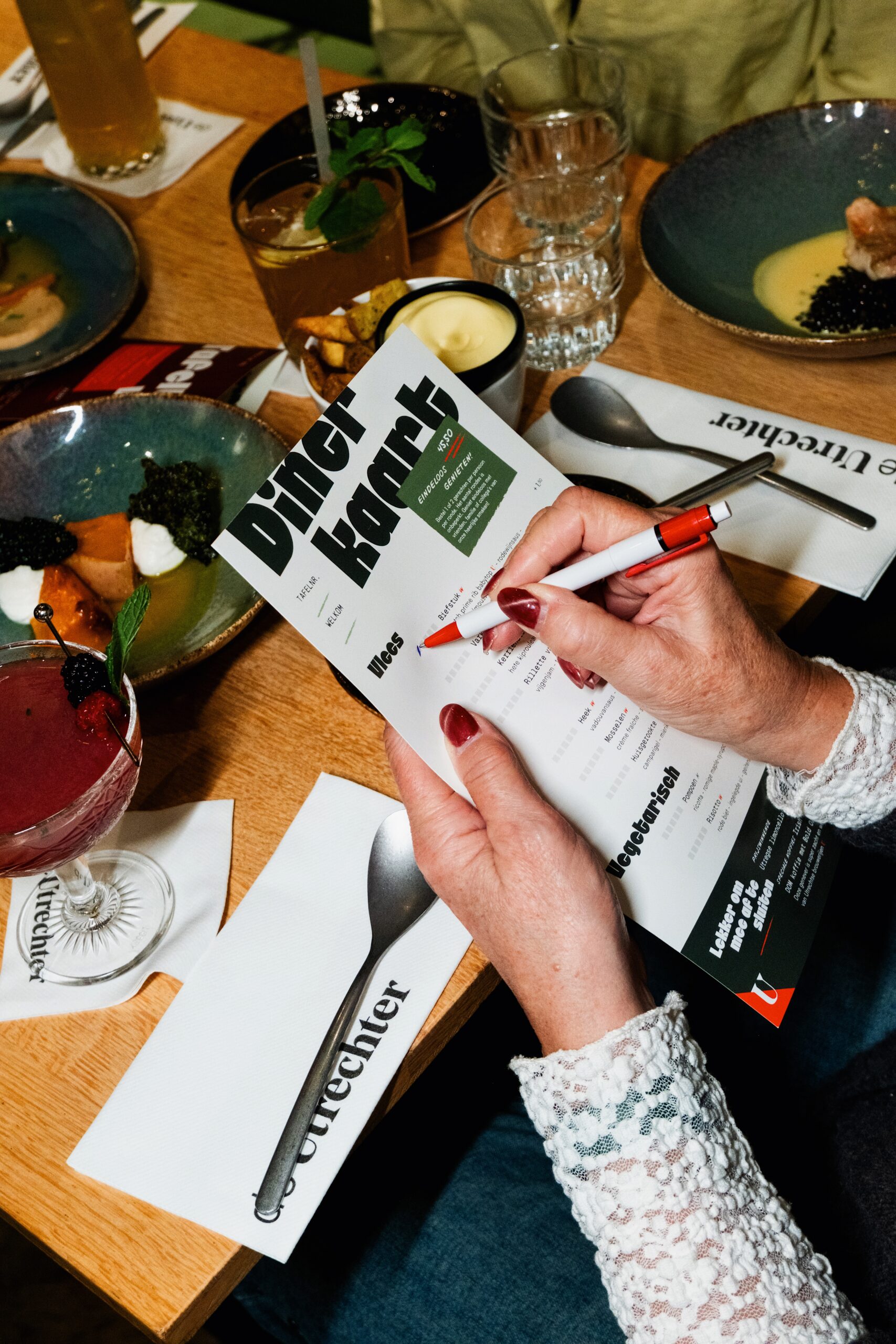 Met het all you can eat concept bij De Utrechter bestel je per ronde 2 gerechtjes per persoon. Het aantal rondes is onbeperkt