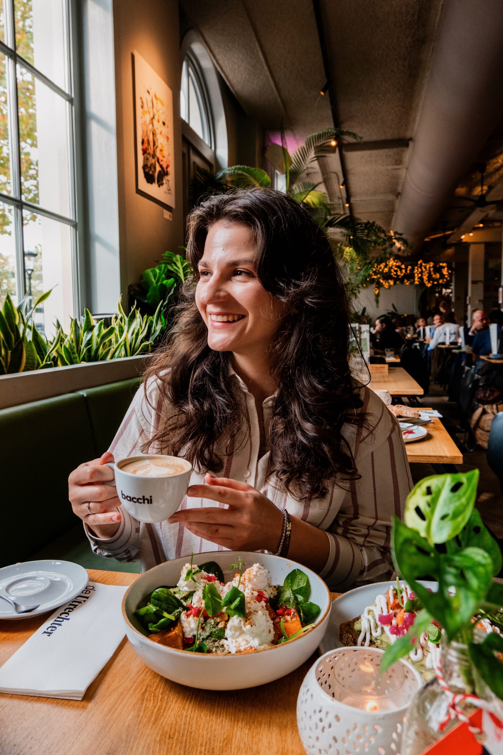 Lunchen bij De Utrechter op het Vredenburg met kunst aan de muur