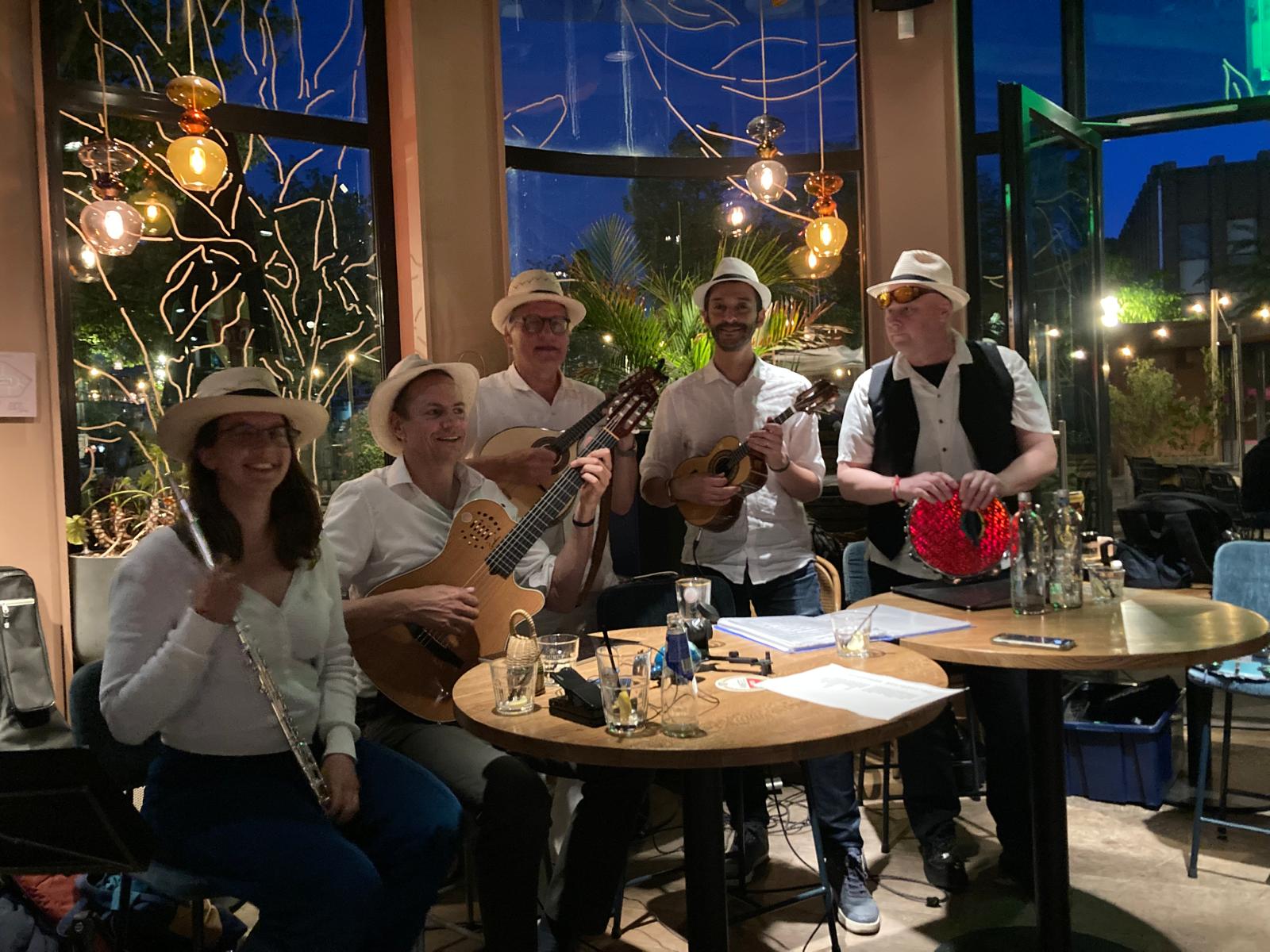 Deze zomer op zondag livemuziek bij De Utrechter. Cordas Que Falam live bij De Utrechter op zondag 23 augustus, gratis zondagmiddagconcert in Utrecht