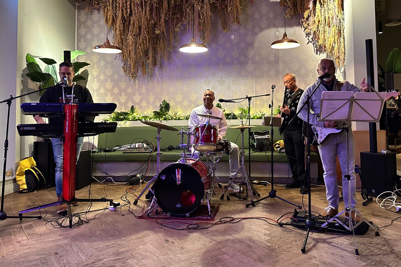 Deze zomer op zondag livemuziek bij De Utrechter. Suri Profs live bij De Utrechter op zondag 12 juli, gratis zondagmiddagconcert in Utrecht