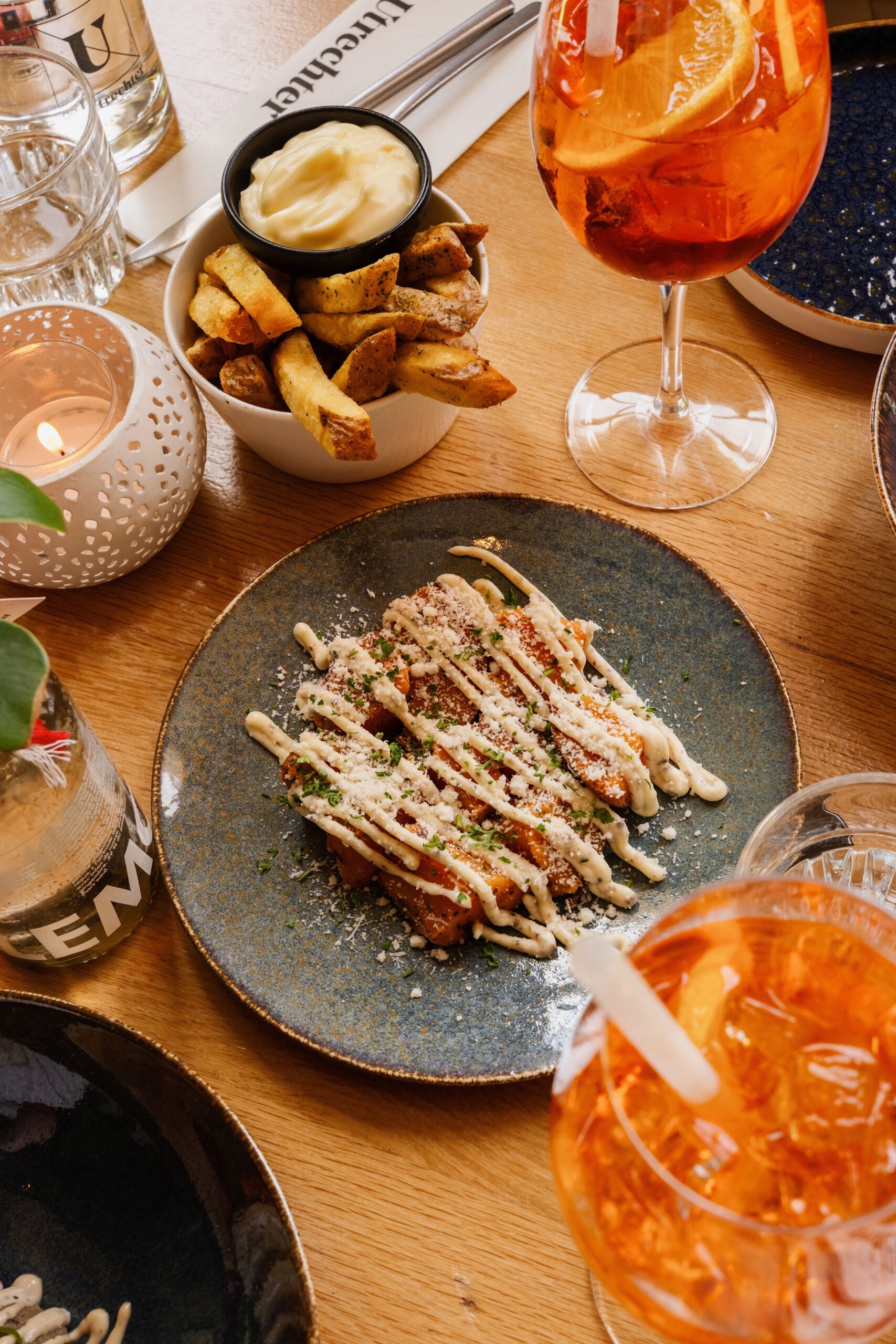 Zoete aardappel met truffelmayo en Parmezaan bij restaurant De Utrechter