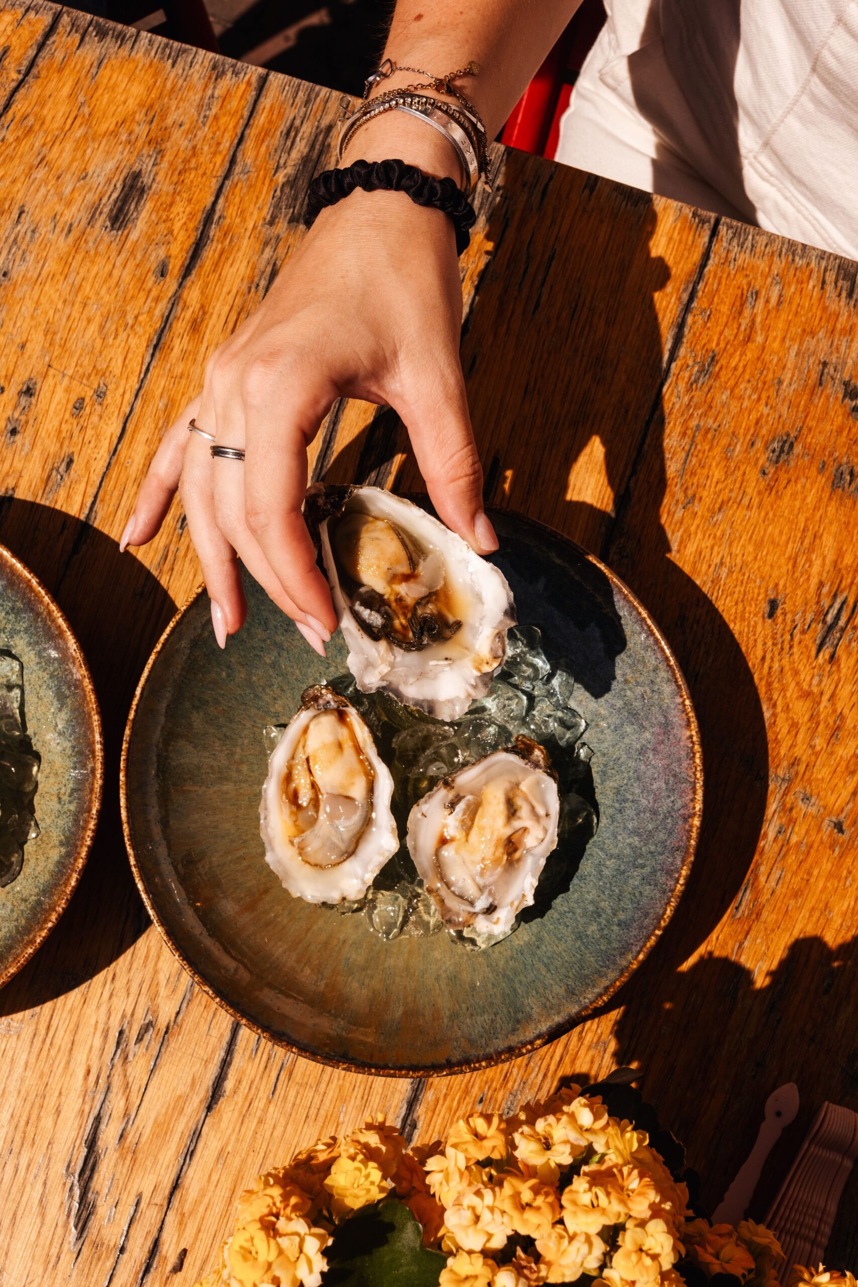 Oesters slurpen bij De Utrechter, deze zomer 1.50 per oester