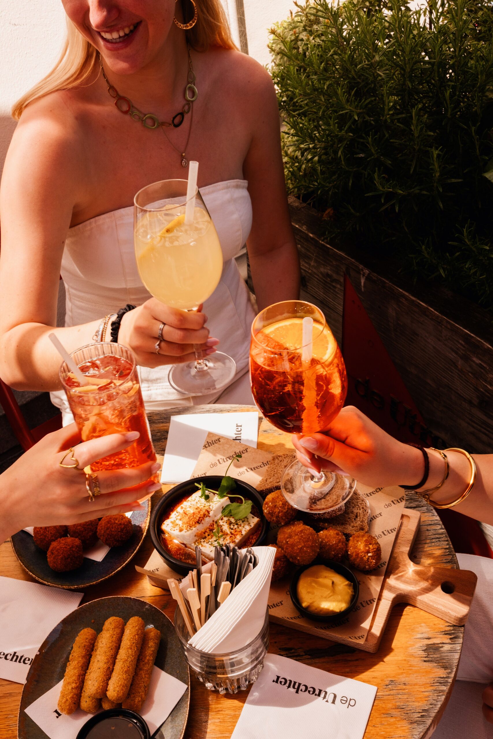 Lekker borrelen op het terras van De Utrechter met bitterballen, bites en Aperol Spritz