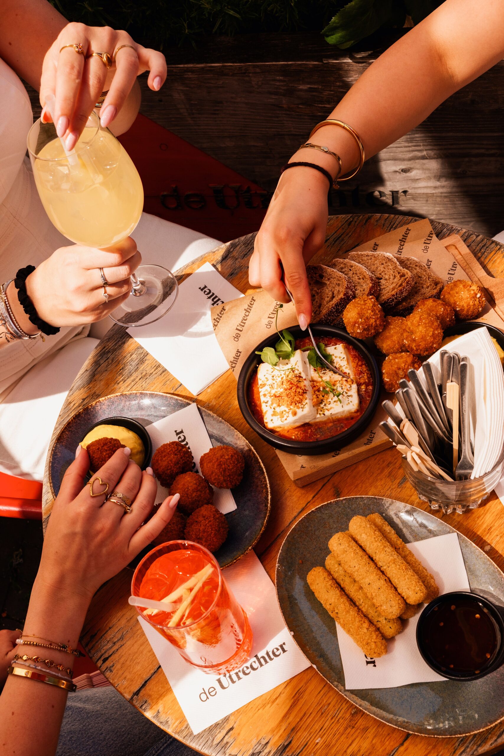 Heerlijk borrelen met de lekkerste bites en spritzen in ons stadsie, De Utrechter, Vredenburg 40